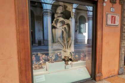 Il tradizionale presepio storico esposto nelle vetrine di Casa Saraceni